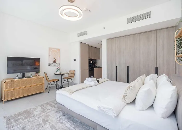 Modern Bali Vibes Studio With Pool And Palm Tree Views Jvc